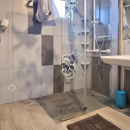 3 Bedroom Beautiful In La Rochelle *